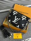 Louis uitton 
multi pouchette