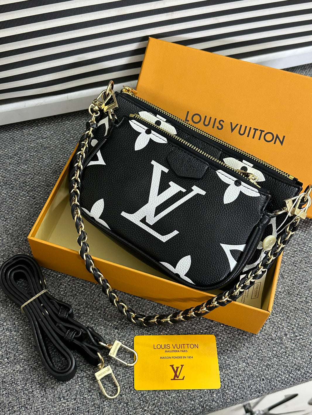 Louis uitton 
multi pouchette