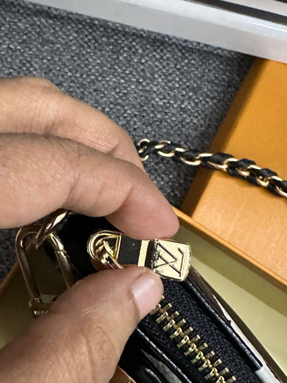 Louis uitton 
multi pouchette