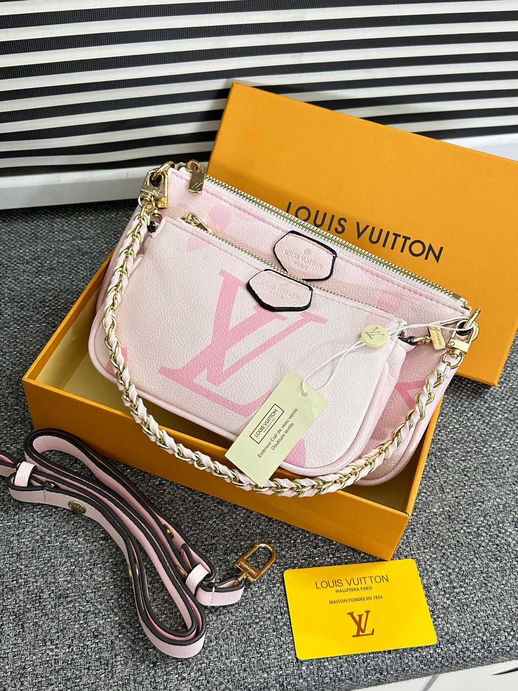 Louis uitton 
multi pouchette