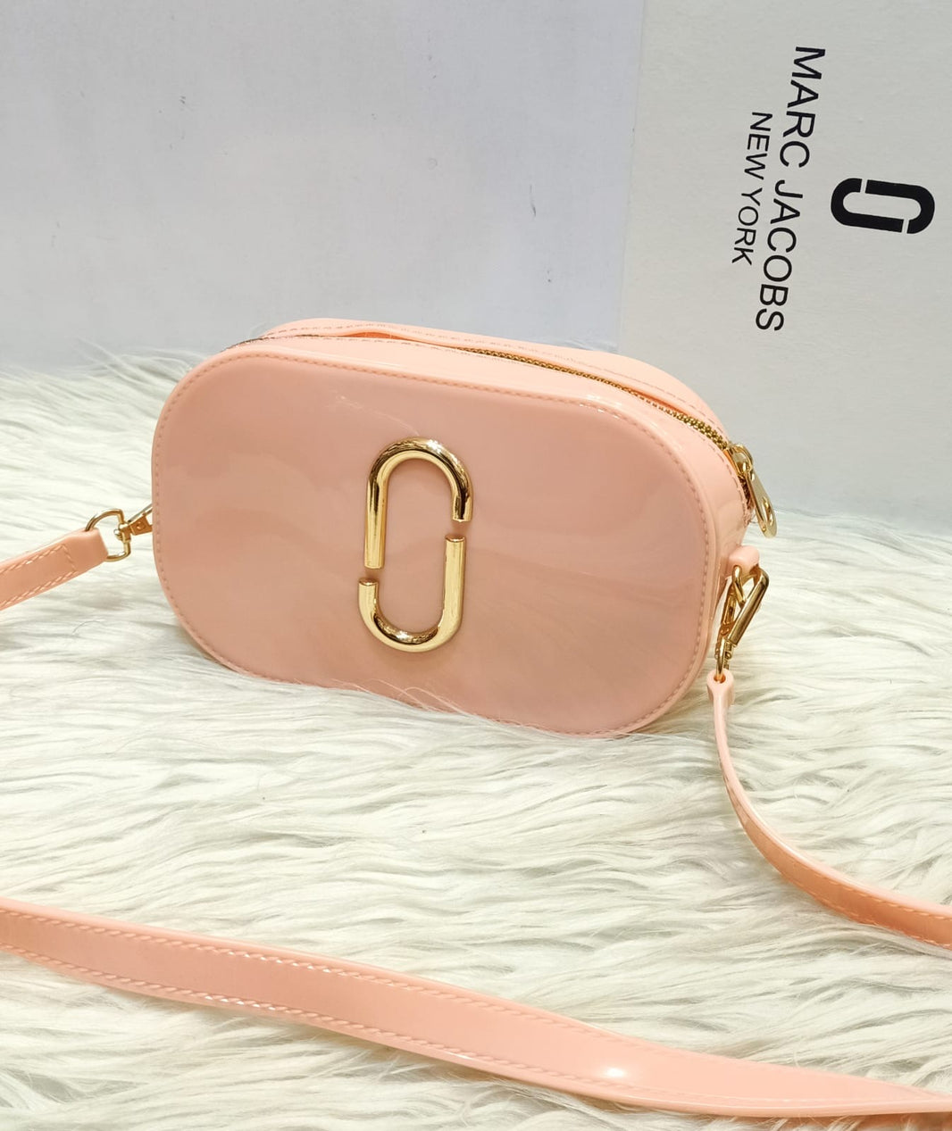 Marc Jacobs Cross Body
Shining cross body with long strap