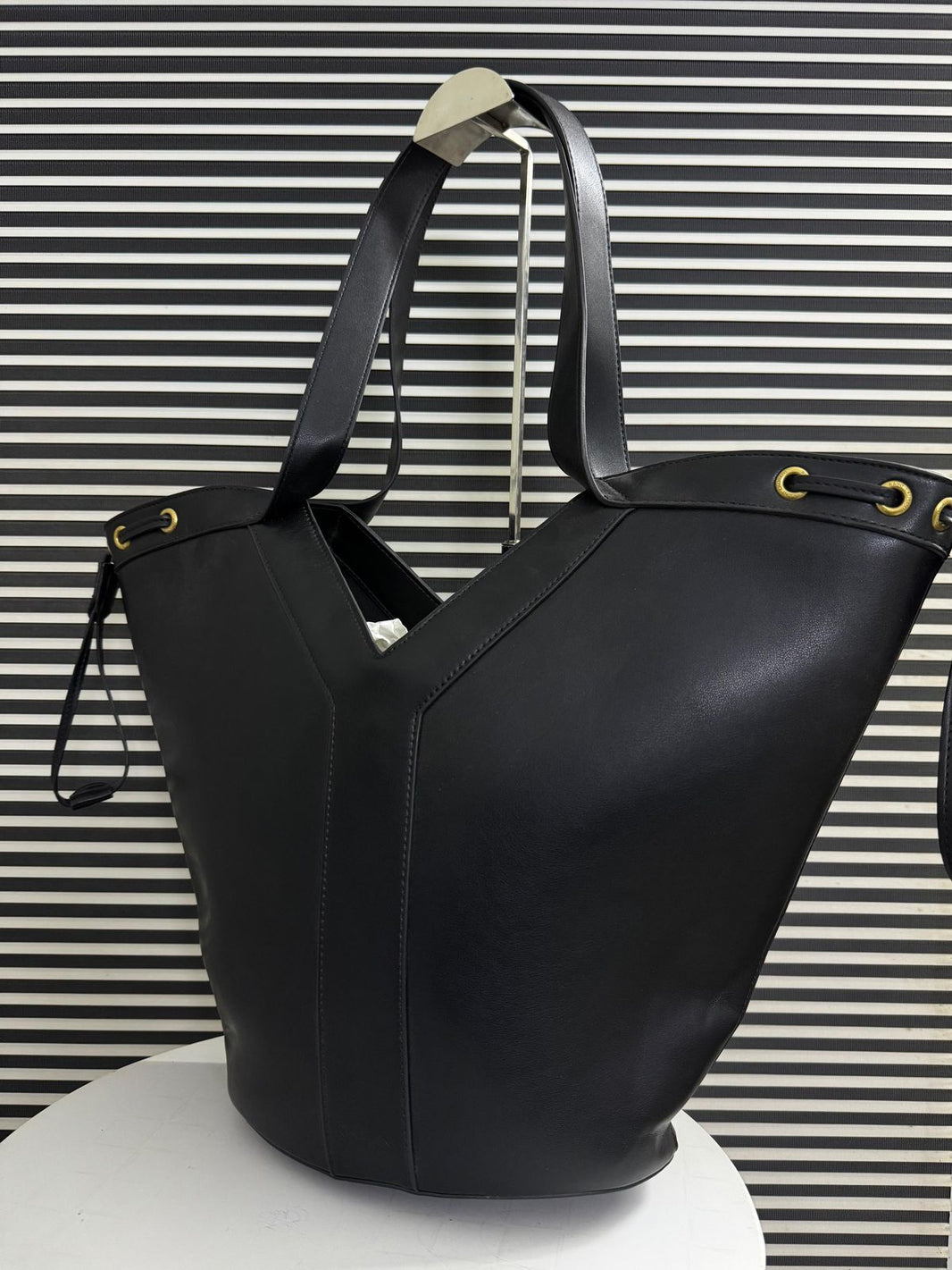 Saint Laurent Y large hobo in leather - Official Model